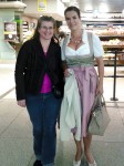 Katharina Witt hier mit Ines am Münchener Flughafen